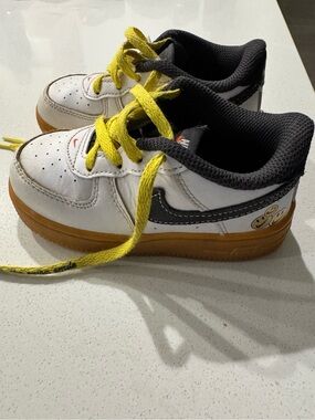 Nike Kids Air Force 1 White & Black Low-Top Sneakers size 8C